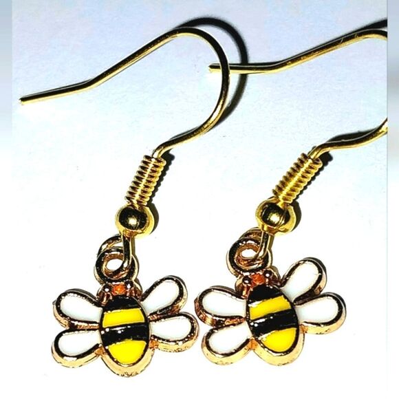 Super cute mini bumble bee earrings for kids and women - Picture 3 of 5